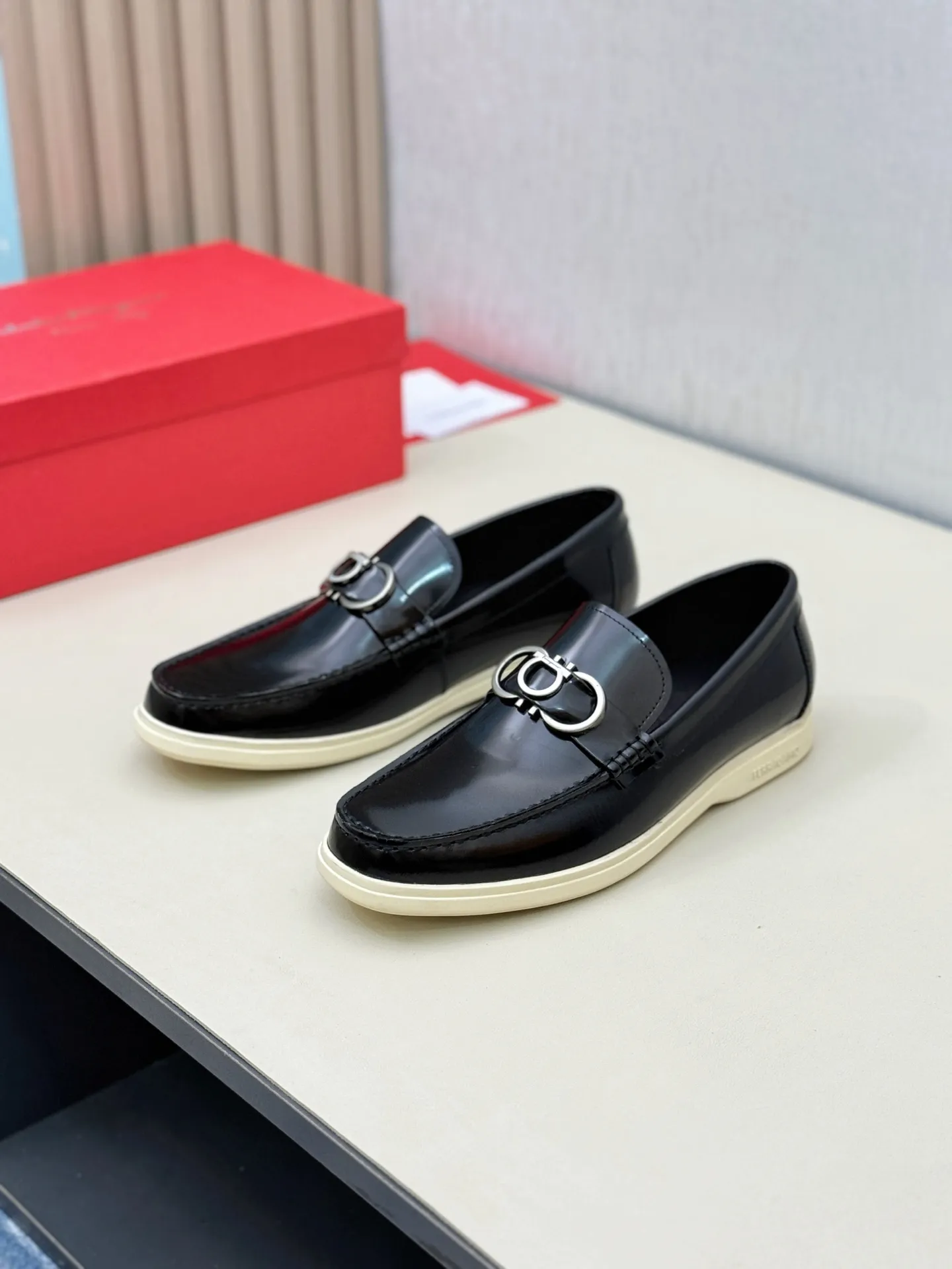 [Ferragamo] P: 580💰 Number of yards: 38~44 (45 orders are non-returnable) Ferragam's new men's driving shoes, the fabric is made of imported cowhide, with visible texture, heavy industrial stitching, dyed calfskin inside, standard logo cowhide feet, big-name experience, soft and comfortable on the feet, a men's favorite, special non-slip and wear-resistant rubber soles, easy to handle various occasions, with original box packaging!